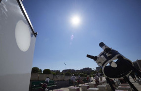 ep archivo   un telescopio frente a una lona para proyectar el eclipse solar