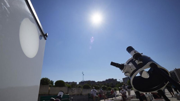 ep archivo   un telescopio frente a una lona para proyectar el eclipse solar