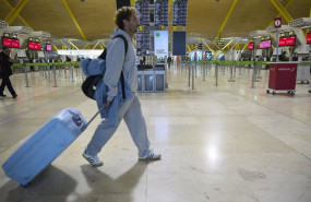 ep archivo   un viajero en la terminal t4 del aeropuerto adolfo suarez madrid barajas a 30 de marzo