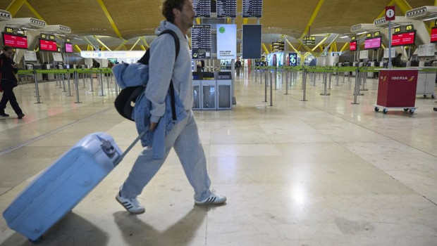 ep archivo   un viajero en la terminal t4 del aeropuerto adolfo suarez madrid barajas a 30 de marzo
