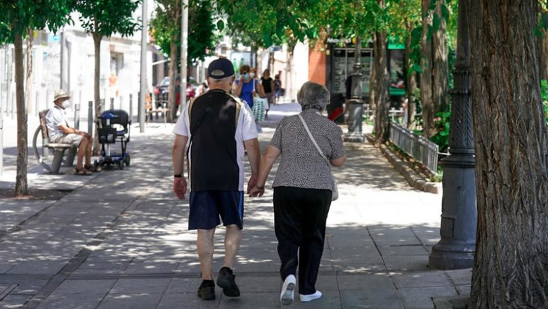 ep archivo   una pareja de jubilados camina por la calle cogida de la mano