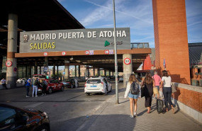 ep archivo   varias personas con maletas llegando a la estacion de atocha almudena grandes a 1 de