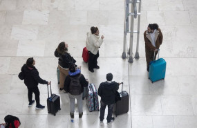 ep archivo   varias personas en el aeropuerto adolfo suarez madrid baraja a 5 de enero de 2024 en