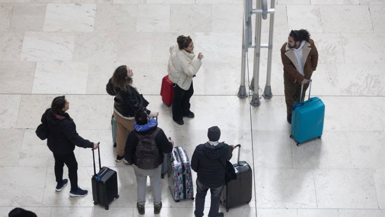 ep archivo   varias personas en el aeropuerto adolfo suarez madrid baraja a 5 de enero de 2024 en