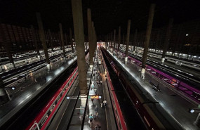 ep archivo   varias personas en el anden esperan para montar en el tren en la estacion de atocha
