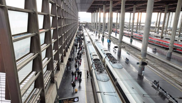 ep archivo   varias personas en una de las vias de la estacion puerta de atocha almudena grandes