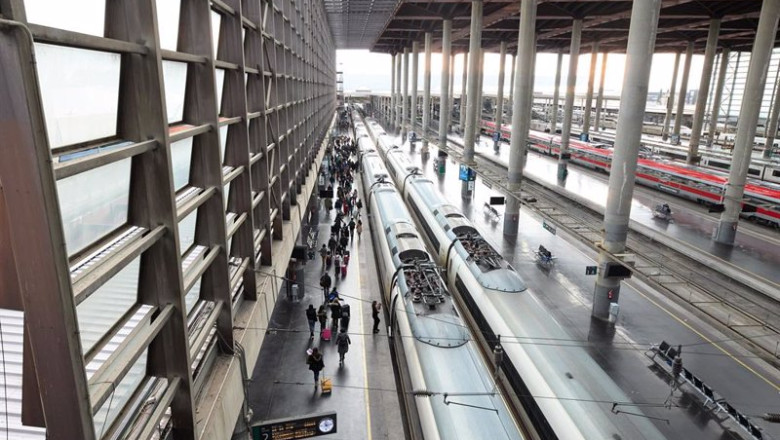 ep archivo varias personas en una de las vias de la estacion puerta de atocha almudena grandes ep archivo varias personas en una de las vias de la estacion puerta de atocha almudena grandes