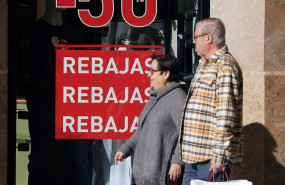 ep archivo   varias personas realizan compras en el inicio de las primeras rebajas del ano en