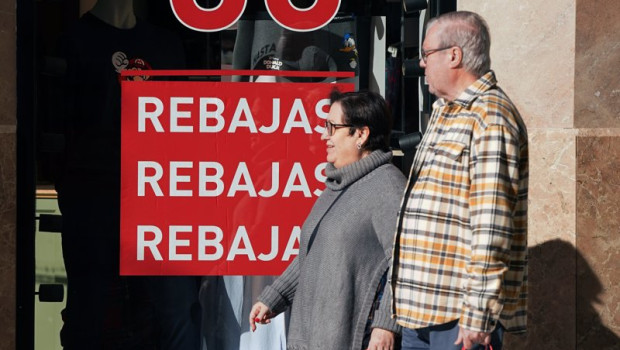 ep archivo   varias personas realizan compras en el inicio de las primeras rebajas del ano en