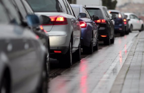 ep archivo   varios coches circulan en trafico por la calzada al pasar la borrasca gloria y dejar
