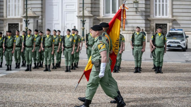 ep archivo   varios militares desfilan durante la jura de bandera del personal civil en la plaza de