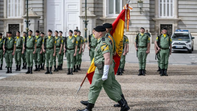 Archivo - Varios militares desfilan durante la Jura de Bandera del personal civil, en la plaza de Oriente, a 18 de marzo de 2023, en Madrid (España). La jura de Bandera para la población civil es un acto militar solemne, democrático y público cuyo objetiv | A. Pérez Meca - Europa Press - Archivo ep archivo varios militares desfilan durante la jura de bandera del personal civil en la plaza de