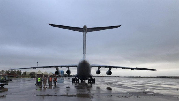 ep avion il-76 en la base de torrejon procedente de shangais con material sanitario para frenar el