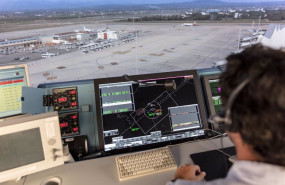 ep controlador aereo de enaire en la torre de control de palma