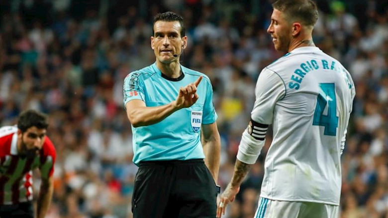 ep el colegiado martinez munuera advirtiendo a sergio ramos