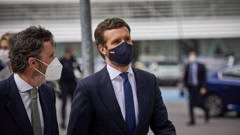 El líder del PP, Pablo Casado (d), acompañado del rector de la Universidad Francisco de Vitoria, Daniel Sada Castaño (i) | Jesús Hellín - Europa Press ep el lider del pp pablo casado d acompanado del rector de la universidad francisco de vitoria