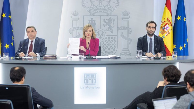El ministro de Agricultura, Pesca y Alimentación, Luis Planas; la ministra de Educación, Formación Profesional y Deportes y portavoz del Gobierno, Pilar Alegría, y el ministro de Economía, Comercio y Empresa, Carlos Cuerpo, este martes. | Eduardo Parra - Europa Press ep el ministro de agricultura pesca y alimentacion luis planas la ministra de educacion formacion