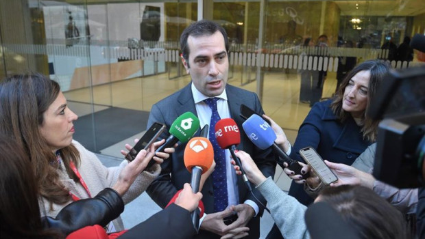 ep el ministro de economia y comercio carlos cuerpo atiende a los medios a su llegada al 12 congreso