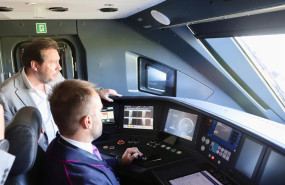 ep el ministro de transportes y movilidad sostenible oscar puente en la cabina de uno de los nuevos