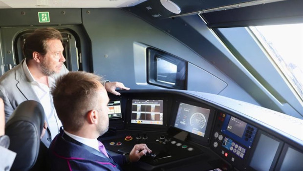 ep el ministro de transportes y movilidad sostenible oscar puente en la cabina de uno de los nuevos