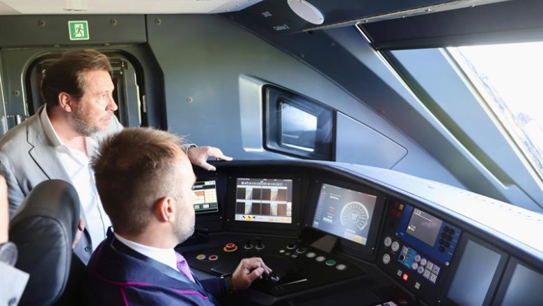 ep el ministro de transportes y movilidad sostenible oscar puente en la cabina de uno de los nuevos