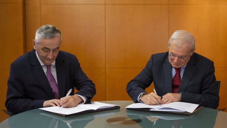 El presidente de Unicaja Banco, Manuel Azuaga, y el director general de Funcas, Carlos Ocaña. | UNICAJA BANCO ep el presidente de unicaja banco manuel azuaga y el director general de funcas carlos ocana