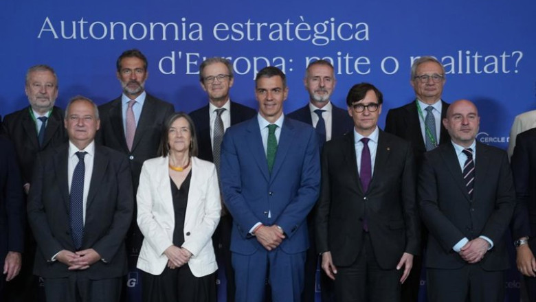 ep el presidente del gobierno pedro sanchez el ministro de industria y turismo jordi hereu y el