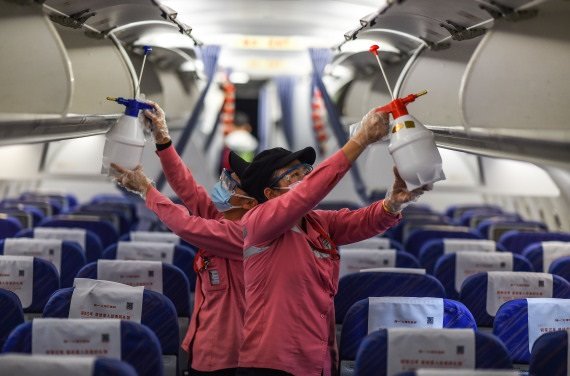 ep empleados desinfectan la cabina de un avion despues de su llegada al aeropuerto internacional de