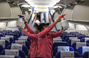 ep empleados desinfectan la cabina de un avion despues de su llegada al aeropuerto internacional de