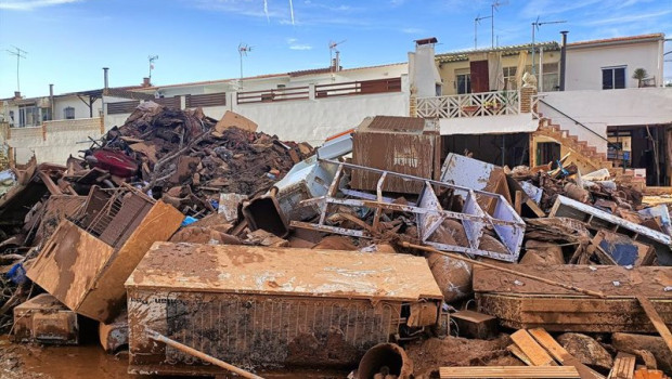 ep enseres acumulados en los exteriores de las casas a 1 de noviembre de 2024 en utiel valencia