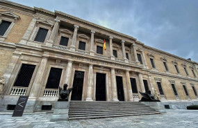 ep entrada principal del museo arqueologico nacional man flanqueada por dos esfinges aladas en