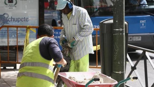 ep inmigrantes trabajandouna obra