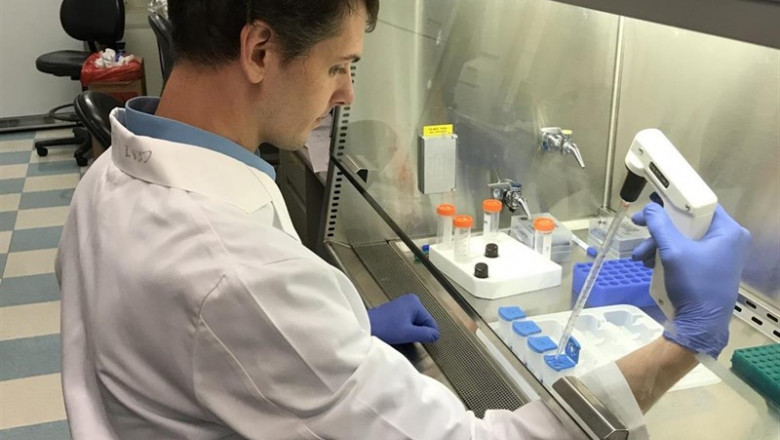 El investigador Bradley Downs realizó un ensayo de cartuchos que distingue el cáncer de los aspirados benignos de las mamas mamográficamente sospechosas. | WANJUN DING ep investigador bradley downs realizo un ensayocartuchosdistinguecancerlos aspirados benignoslas mamas mamograficamente sospechosas