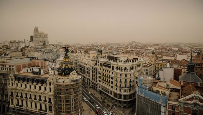ep la gran via con calima desde la terraza del circulo de bellas artes a 15 de marzo de 2022 en