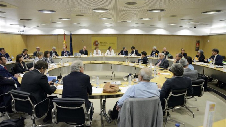 ep la ministra de industria comercio y turismo en funciones reyes maroto preside una reunion del