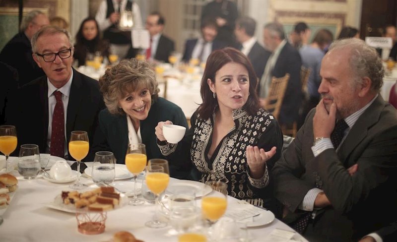 ep la portavoz parlamentaria del psoe adriana lastra conversando en un desayuno de trabajo