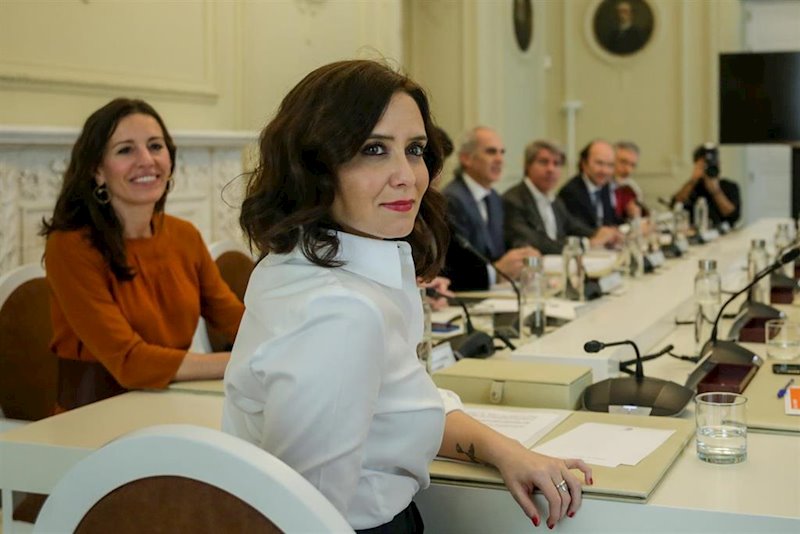 https://img6.s3wfg.com/web/img/images_uploaded/7/6/ep_la_presidenta_de_la_comunidad_de_madrid_isabel_diaz_ayuso_d_que_aparece_en_la_imagen_junto_con_la.jpg