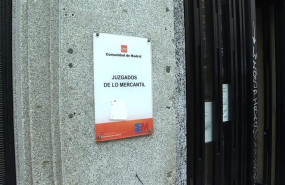 ep letrero en la puerta principal del juzgado de lo mercantil numero dos de madrid