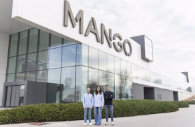 ep los responsables de flipflow ante la sede de mango