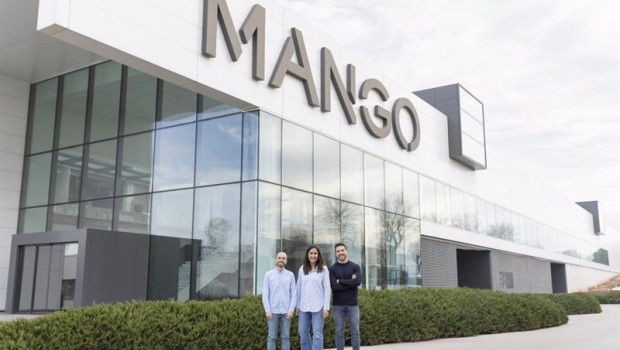 ep los responsables de flipflow ante la sede de mango