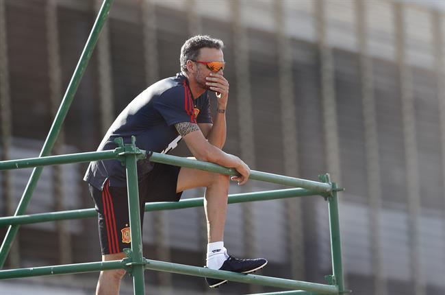 Luis Enrique dirigiendo a la selección desde el andamio | RFEF ep luis enrique dirigiendola seleccionandamio