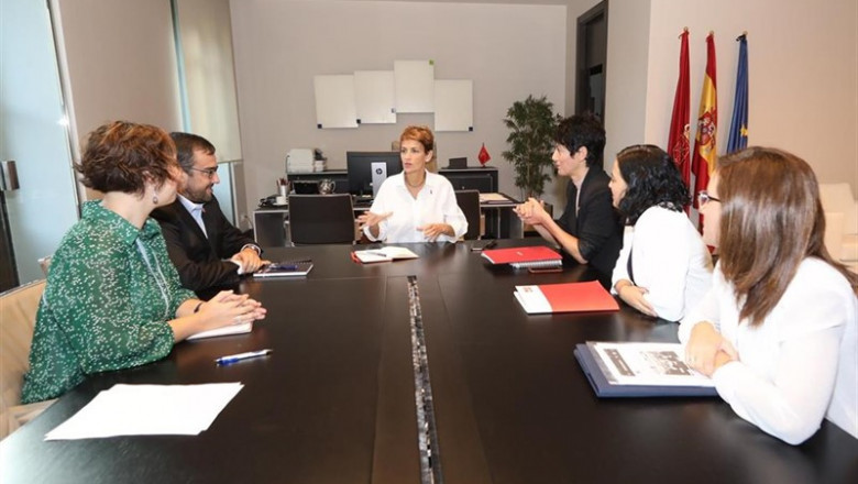 María Chivite, Javier Remírez y Elma Saiz se reúnen con representantes del grupo de madres y padres que reclaman el dinero tributado en el IRPF | GOBIERNO DE NAVARRA ep maria chivite javier remirez y elma saiz se reunen con representantes del grupo de madres y