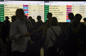 ep pantallas de las salidas de trenes en la estacion de atocha almudena grandes a 5 de mayo de 2025