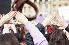 ep participantes en la manifestacion del dia internacional de la mujer del 8 de marzo levantan las