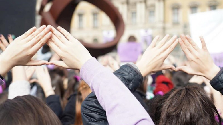 Participantes en la manifestación del Día Internacional de la Mujer del 8 de marzo levantan las manos en Bilbao | H.Bilbao - Europa Press ep participantes en la manifestacion del dia internacional de la mujer del 8 de marzo levantan las