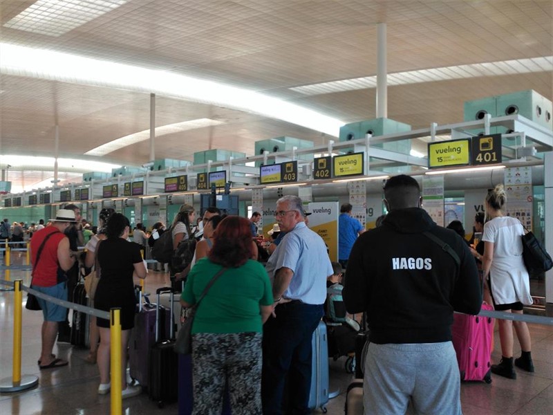 ep pasajeros en el aeropuerto de barcelona en una imagen de archivo