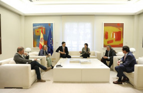 ep pedro sanchez y la ministra de trabajo magdalena valerio reciben en moncloa a los secretarios