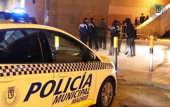 ep policia municipalmadrid cacheandoun sospechoso