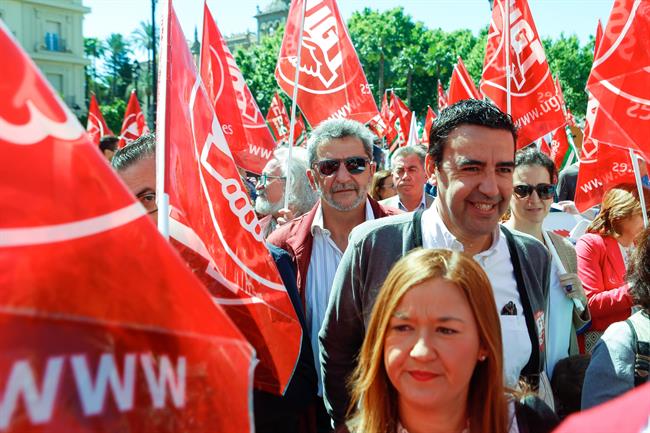 El portavoz de la Comisión Gestora del PSOE en la manifestación del 1 de Mayo | EUROPA PRESS ep portavozla comision gestorapsoela manifestacion1mayo