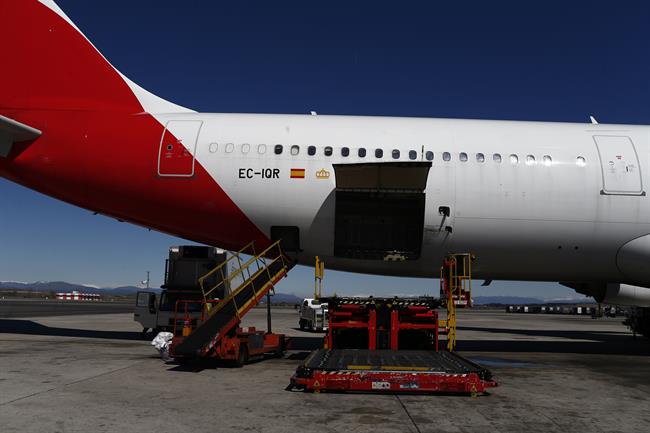 puerta de equipaje de avión, transportador de maletas, carga de maletas | EUROPA PRESS - Archivo ep puertaequipajeavion transportadormaletas cargamaletas